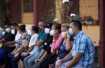 Grupos de personas esperan para realizarse una prueba de la Covid-19 en República Dominicana.