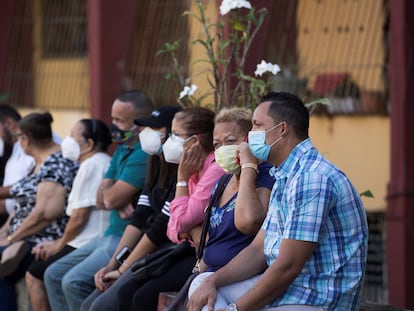 Grupos de personas esperan para realizarse una prueba de la Covid-19 en República Dominicana.