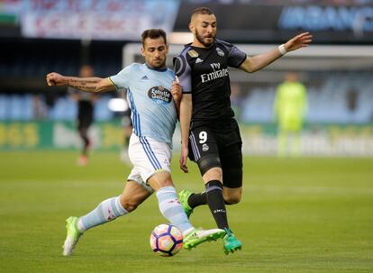 Benzema (derecha) y Jonathan Castro pelean por el balón.