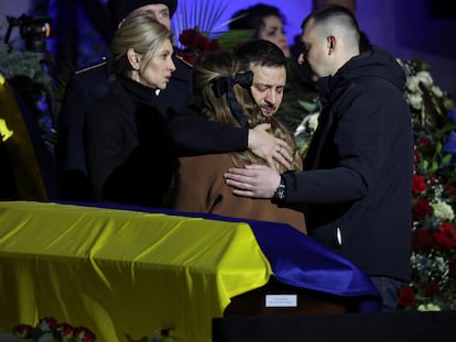 El presidente ucranio, Volodímir Zelenski y su esposa, Olena Zelenska, durante el funeral por el ministro de Interior ucranio, Denis Monastyrskyi, fallecido en un accidente de helicóptero, este sábado 21 de enero.