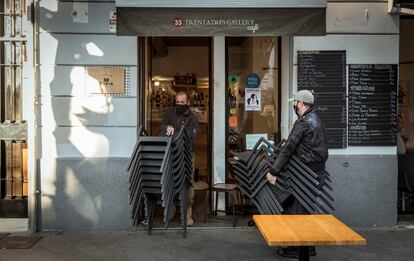 Una cafetería de Valencia recoge la terraza por el cierre de los comercios a las cinco de la tarde, este lunes.