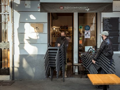 Una cafetería en Valencia, obligada a cerrar a las 17.00 por las restricciones impuestas por las autoridades.