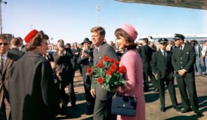 Kennedy y la primera dama en pleno baño de masas en 1963.