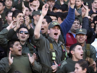 Oficiales argentinos se manifiestan frente a la sede de la Gerdarmería en Buenos Aires.