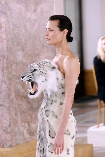 La modelo Shalom Harlow en el desfile de Schiaparelli, donde se ha presentado a las mujeres como “piezas de caza mayor”.