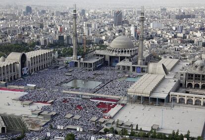 Vista general de los asistentes a la ceremonia celebrada hoy en Teherán por el allatolá Alí Jamenei.