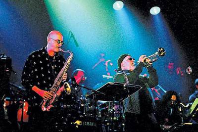 El trompetista Randy Brecker (al centro), con <i>su hermano Michael al saxo (izquierda) y la 'big band</i>' alemana de la WDR de Colonia.