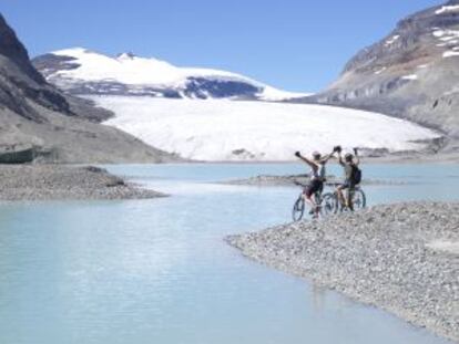 Ruta ciclista entre lagos y glaciares en el parque nacional de Banff (Canadá).