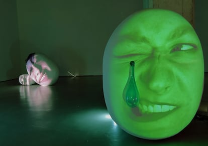 Dos de las esculturas de vidrio soplado y resina con proyecciones en su interior.