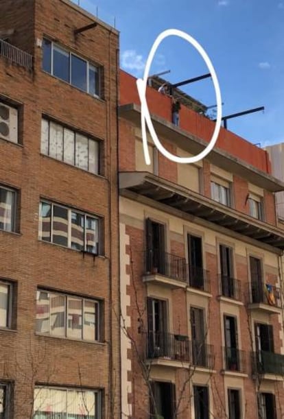 La joven en la cornisa del edificio