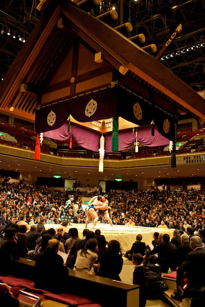 Un combate de sumo, en el estadio nacional de Tokio.