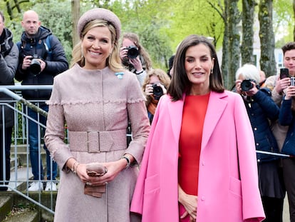 Máxima de Holanda y la Reina Letizia en el LAB6 cultural center de Ámsterdam.