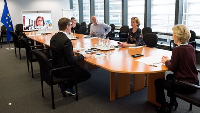 La presidenta de la Comisión, Ursula von der Leyen, reunida con su equipo esta mañana en Bruselas.