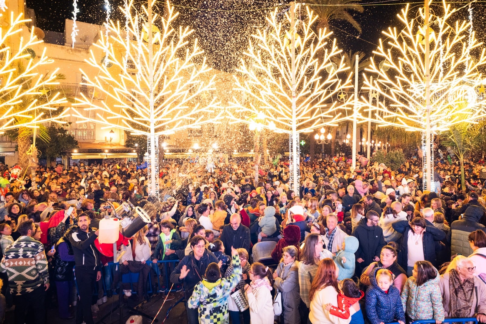 Cádiz desbanca (y duplica) a Vigo como la capital que más gasta por vecino en luces de Navidad