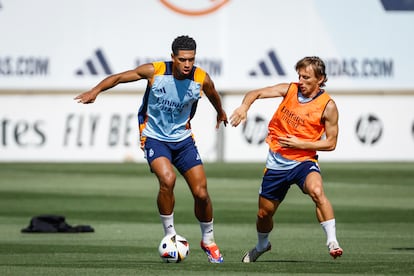 Jude Bellingham y Luka Modric en un entrenamiento del Real Madrid.