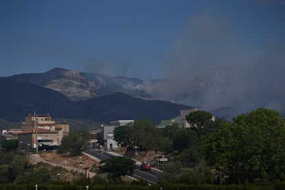 Humo del incendio de Paüls desde la carretera de Roquetes a Els Reguers, este martes, en Roquetes.