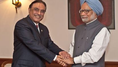 El primer ministro indio, Manmohan Singh (dcha), estrecha la mano al presidente paquistaní, Asif Ali Zardari, durante su encuentro.
