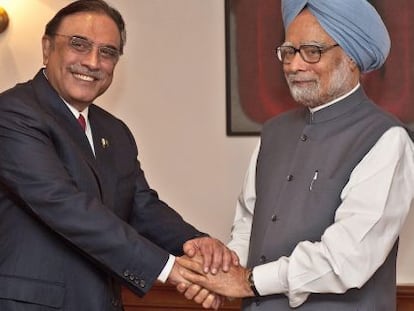 El primer ministro indio, Manmohan Singh (dcha), estrecha la mano al presidente paquistaní, Asif Ali Zardari, durante su encuentro.