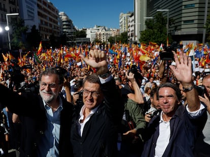 Alberto Núñez Feijóo, en el centro, junto a los expresidentes José María Aznar y Mariano Rajoy, este domingo.