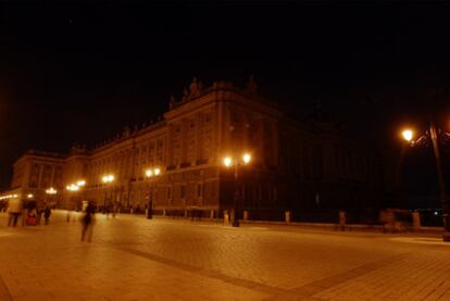 El Palacio Real con las luces apagadas para participar en <i>La hora del Planeta 2010</i>.