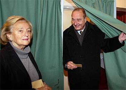 El presidente, Jacques Chirac, ha acudido a votar en compañía de su esposa.