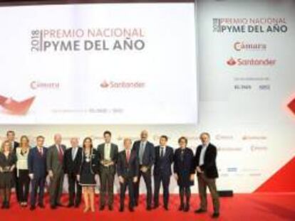En el centro, sosteniendo el premio, Carlos Larraz, de Funiglobal, junto a Reyes Matoto, ministra de Industria, los patrocinadores y el resto de premiados. 