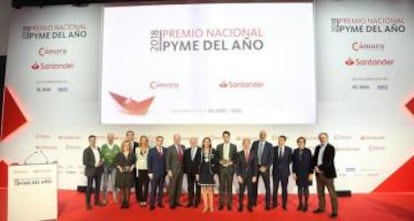 En el centro, sosteniendo el premio, Carlos Larraz, de Funiglobal, junto a Reyes Matoto, ministra de Industria, los patrocinadores y el resto de premiados. 