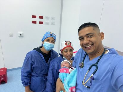 El equipo médico del nuevo hospital Palmar de Varela después del nacimiento de Ariadna Sofía Rúa Palmar.