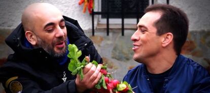 Kamikaze (izquierda) con El Langui (derecha) en el videoclip 'Rabanitos'.