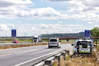 Vehículo radar rotulado de la Guardia Civil, el lunes 19 de mayo en la carretera que une Alcalá de Henares con Mejorada del Campo, en Madrid.