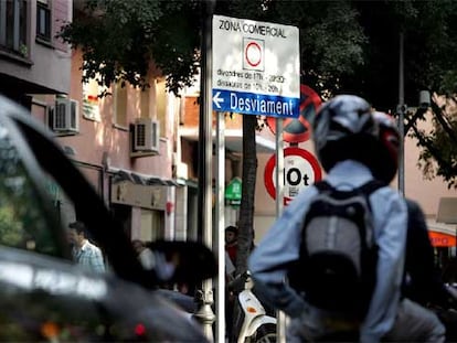 Señal de prohibido circular en la calle Sant Andreu con el cruce con Malats.