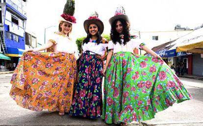 Tres mujeres con el traje t&iacute;pico de la danza del Poch&oacute; de Tenostique.
