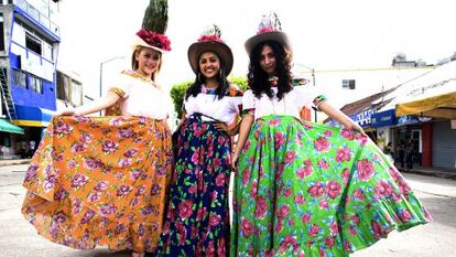 Tres mujeres con el traje t&iacute;pico de la danza del Poch&oacute; de Tenostique.
