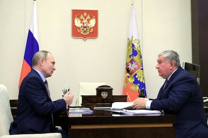 El presidente de Rusia junto a Igor Sechin, director ejecutivo de Rosneft, la petrolera estatal rusa, en feberero de 2021. Sechin es uno de los oligarcas rusos más cercanos a Putin: fue su jefe de gabinete cuando el ahora mandatario ruso era teniente de alcalde de San Petersburgo en 1994. A raíz de ello, Sechin ee convirtió en jefe de gabinete adjunto cuando Putin llegó a la presidencia en el 2000. Cuatro años más tarde, Sechin pasó a ser presidente de Rosneft.