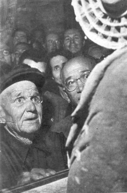 Manuel Campello, en 1958 ante la Dama, en una visita al Museo Arqueológico Nacional.