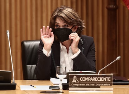 La Fiscal General del Estado, Dolores Delgado, saluda a su llegada a una Comisión de Justicia celebrada en el Congreso de los Diputados, en Madrid, el pasado martes.