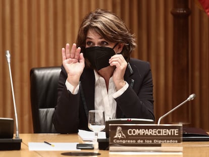 La Fiscal General del Estado, Dolores Delgado, saluda a su llegada a una Comisión de Justicia celebrada en el Congreso de los Diputados, en Madrid, el pasado martes.