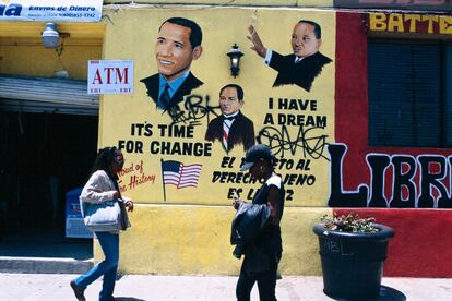 Este mural de Obama y otros líderes incluye el retrato de Benito Juárez. Comenta Vergara que este mural lo realizó un latino, algo frecuente en su experiencia fotografiando este tipo de obras dada la estrecha convivencia entre la comunidad hispana y la afromericana en muchos de los barrios donde ha encontrado este tipo de obras. De nuevo, la cita "Orgullosos de la historia", muestra el entusiasmo de estas comunidades por la presidencia de Obama. Esta fotografía se tomó en Los Ángeles (California).