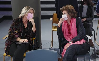 La vicepresidenta de Gilead, María Río, y la presidenta de HP y del jurado de los Premios a la Innovación CincoDías, Helena Herrero, durante la gala de entrega de los mismos.