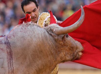 El Cid torea a su segundo toro, un <i>jabonero,</i> ayer en La Maestranza.