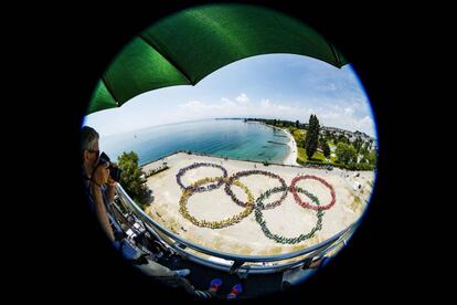 Alrededor de 1.200 niños de entre 9 y 10 años de edad representan una coreografía para formar los anillos olímpicos junto al Lago Lemán, un evento organizado por el Comité Olímpico Internacional y la ciudad de Lausana, en Suiza.