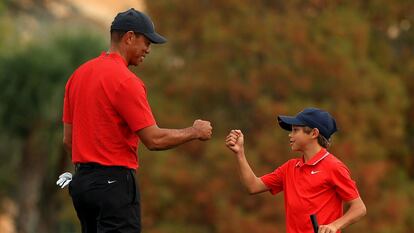 Tiger Woods e seu filho Charlie em dezembro.