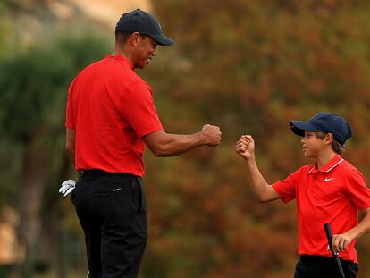 Tiger Woods e seu filho Charlie em dezembro.