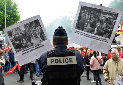 Un manifestante con cartels contra la policía durante una protesta contra la reforma de la ley de trabajo y empleo en Burdeos.