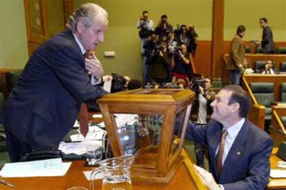 Juan José Ibarretxe charla con el presidente del Parlamento vasco, Juan María Atutxa, en la Cámara de Vitoria.