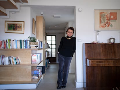 La socióloga franco-israelí Eva Illouz, fotografiada en su casa en Jerusalén para esta entrevista, en febrero de 2022.