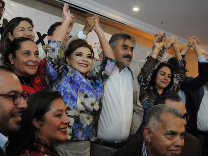 Clara Brugada (al centro y a la izquierda) durante su anuncio de solicitud de licencia para dejar su cargo como alcaldesa de Iztapalapa, en Ciudad de México, este jueves.