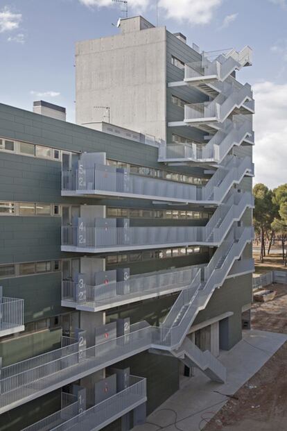 El proyecto del edificio Agulles de Torresana, en Terrasa (Barcelona), corresponde al recientemente desaparecido Manuel de Solà-Moralers, arquitecto de gran protagonismo en la transformación urbanística que vivió Barcelona en 1992, con motivo de los Juegos Olímpicos. Solà-Morales fue ganador del FAD en 1994 y presidente del jurado en 2006. Valoración del jurado: "La simbiosis del proyecto con el profundo significado de la ordenación, asumiendo el rol de agujas conectoras entre la ciudad y el verde exterior; todo ello sin renunciar a la deseable experimentación en viviendas de protección oficial. La segregación de los elementos verticales de comunicación genera una sorprenderte lenguaje que acentúa el carácter intersticial de los edificios".