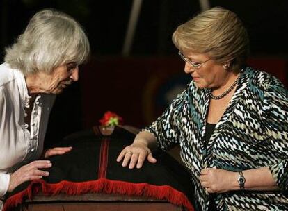 La presidenta chilena, Michelle Bachelet, y la británica Joan Turner (i), viuda del cantautor chileno Víctor Jara ante su féretro