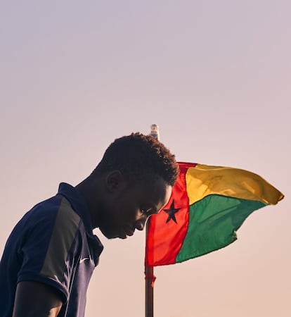 La bandera de Guinea Bissau ondea en el mástil de una canoa amarrada en el puerto de la isla de Bubaque, donde viven unas 9.000 personas. De las 88 islas e islotes que conforman el archipiélago Bijagós, solo una veintena están habitadas. Aunque sus servicios e infraestructuras son peores que los de Bissau, Bubaque es considerada la capital de las islas porque allí se encuentran el puerto regional, la Administración, los principales servicios comerciales, el Instituto, y las sedes de muchas asociaciones y entidades de la zona.